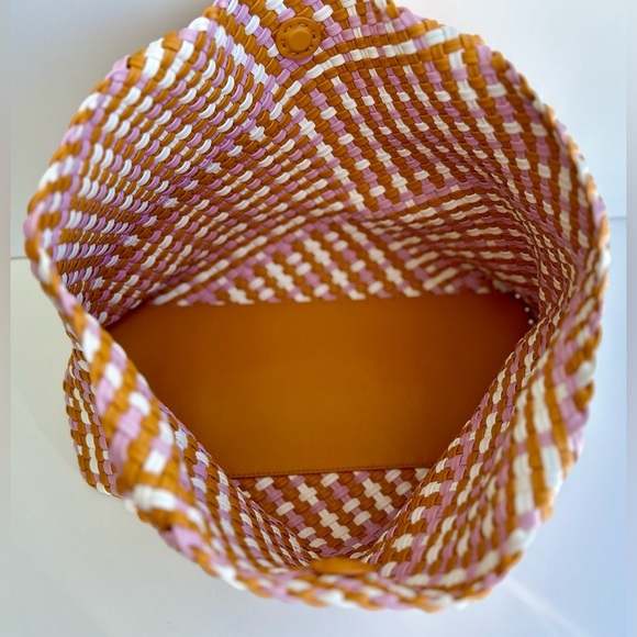 Moda Luxe Vegan Leather Large Woven Tote Bag and Matching Pouch Pink Coral EUC - Picture 5 of 9